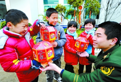 福建省长乐市梅花边防派出所民警为辖区留守儿