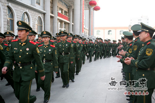 兰州消防支队特勤大队吴宏伟政委看望慰问30