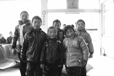 文县舍书乡黄哇村的六个孩子将随父母去打工地银川市读书.