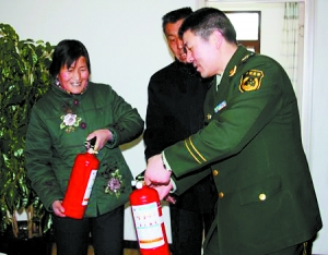 万具灭火器进家庭在西固人家小区启动(图)-灭火