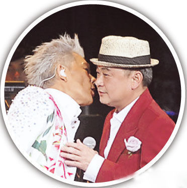 任贤齐盲肠手术后开个唱 装肚痛吻<em>陈升</em>-任贤齐