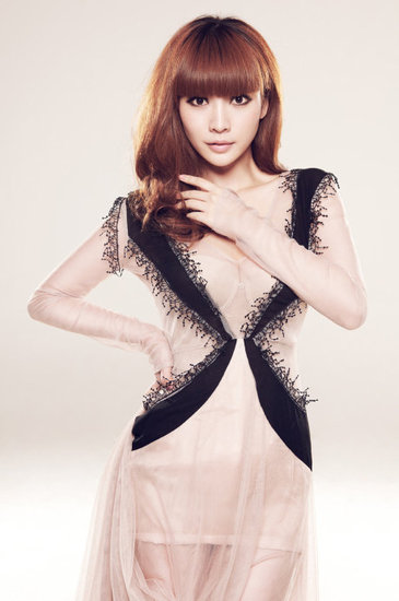 <em>柳岩穿</em>蕾丝<em>胸衣</em>秀黑丝美腿拍写真 -- 柳岩个人