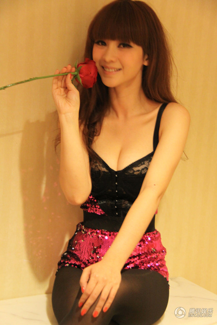 高清:柳岩蕾丝<em>胸衣</em>秀美腿 <em>纤纤</em>蜂腰神情迷离-柳