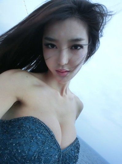 组图:足球宝贝游玩私照 低胸长裙大秀事业线-足