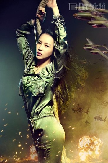 组图:潘霜霜化身空降兵 军装秀妩媚柔情-潘霜霜