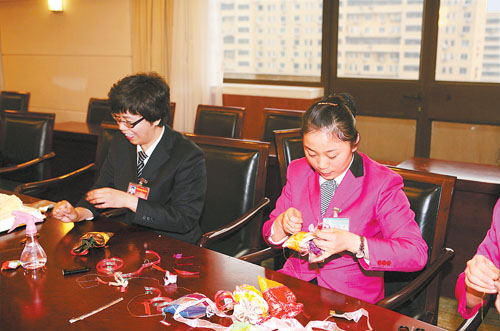 京西宾馆服务员制作香囊赠送给出席十一届全国