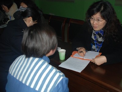 图为湖北省律师协会副会长张粒与女服刑人员交