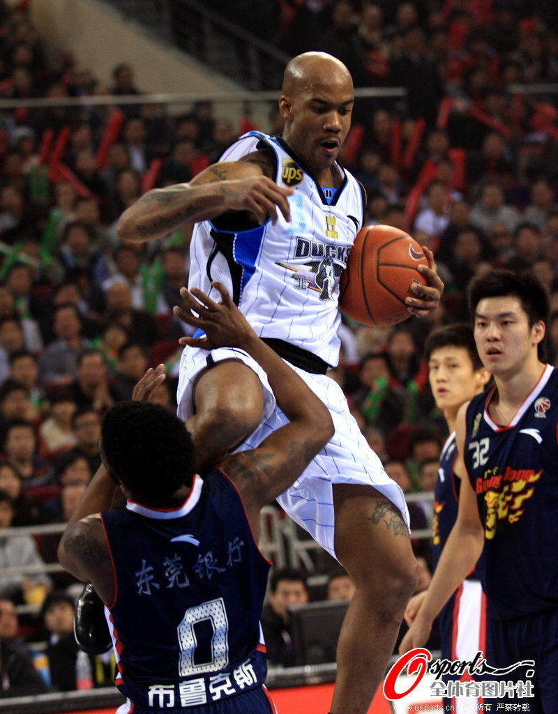 火爆一幕!膝盖顶向小布的脖子是谁激怒了马布里