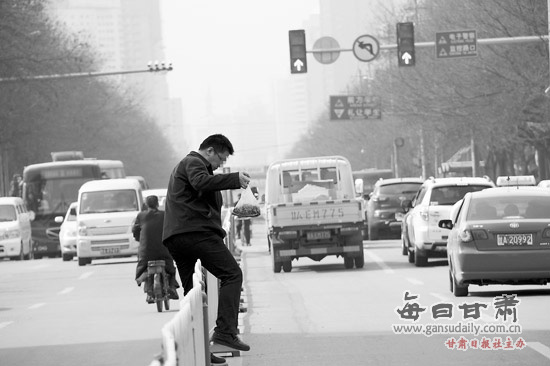 兰州:行人违章翻越马路护栏 将罚款20元-护栏|