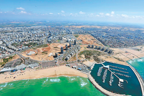 从直升飞机上拍摄的以色列海滨城市阿什杜德(图)