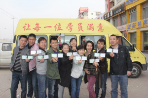 甘肃:手语老师助阵 10名聋哑人首拿驾照(图)-聋