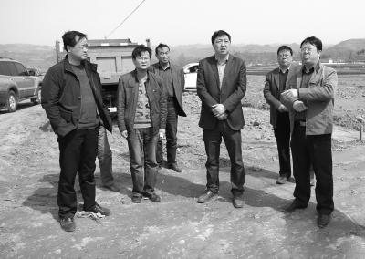 徽县县委主要领导深入麻沿河乡郭川村了解联村联户为民富民行动开展