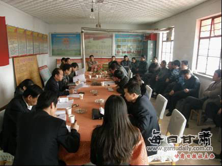 联系帮扶部门单位领导到王岘镇东台村座谈了解