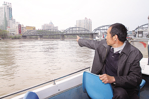 兰州市中山桥:女子跳河他<em>拽</em>住<em>头发</em>救出人(图)-