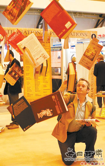 一位男士观看伦敦书展上悬挂起来的图书(图)-伦