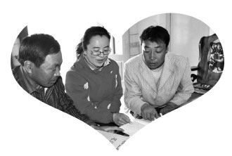 玉门市六墩乡的(中)为移民讲解扶持办法