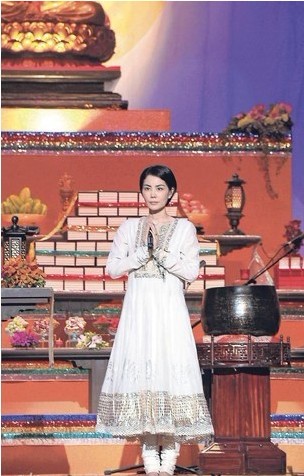 王菲双手合十唱心经泛泪 刘德华陪妻未出席(