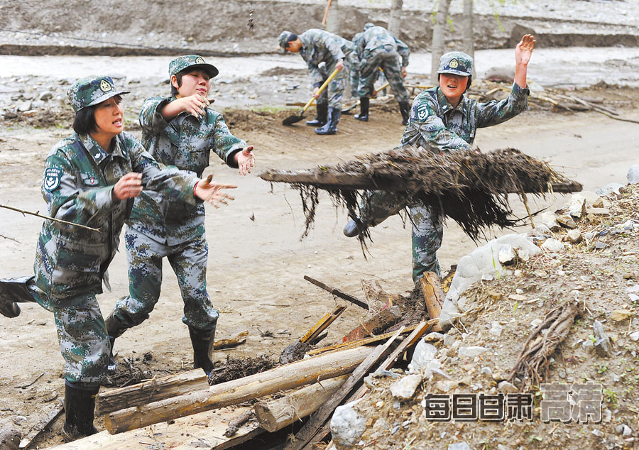 战斗在救灾一线的90后女兵.本报记者郁婕