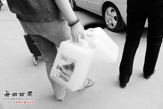 兰州一小区个别住户欠水费 小区停水已4天-水
