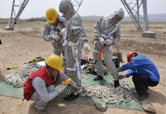 司成功实施首次750千伏线路等电位带电作业纪