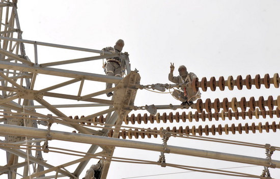 司成功实施首次750千伏线路等电位带电作业纪