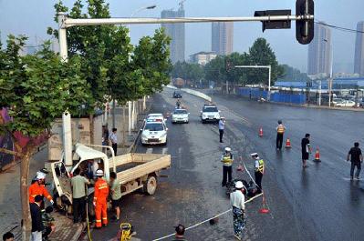 武汉一电动车逆向行驶引发车祸致1死3伤-车祸