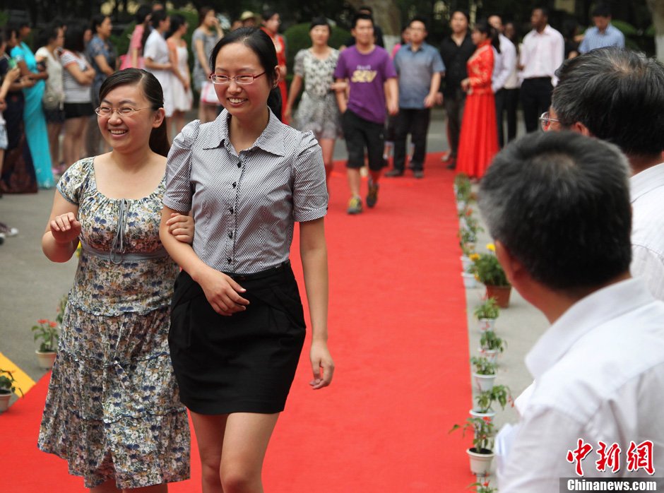 高清:大学生走红地毯纪念毕业时刻-大学生|红地