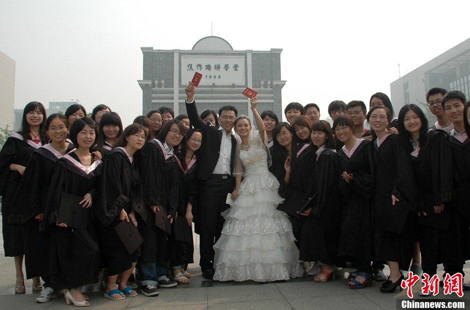 中国矿业大学校长为14对毕业生证婚(高清组图