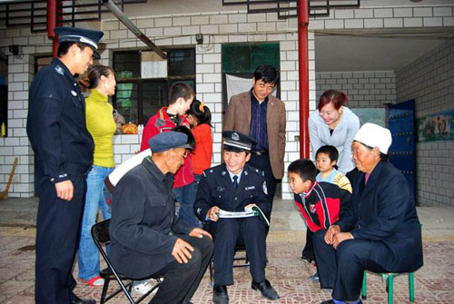 华池县人口_华池县公安局刑侦人员勘验现场(2)