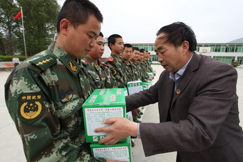 定西市岷县工商联有关负责人慰问武警岷县中队