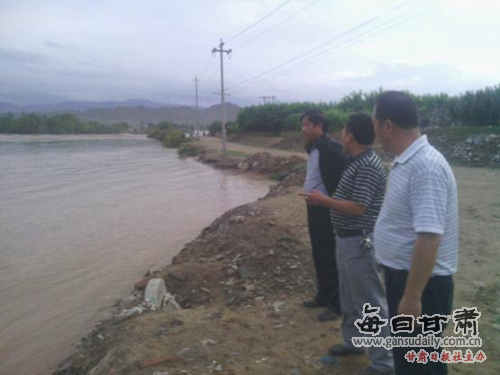 水川镇党政班子成员深入黄河一线巡查-水川镇