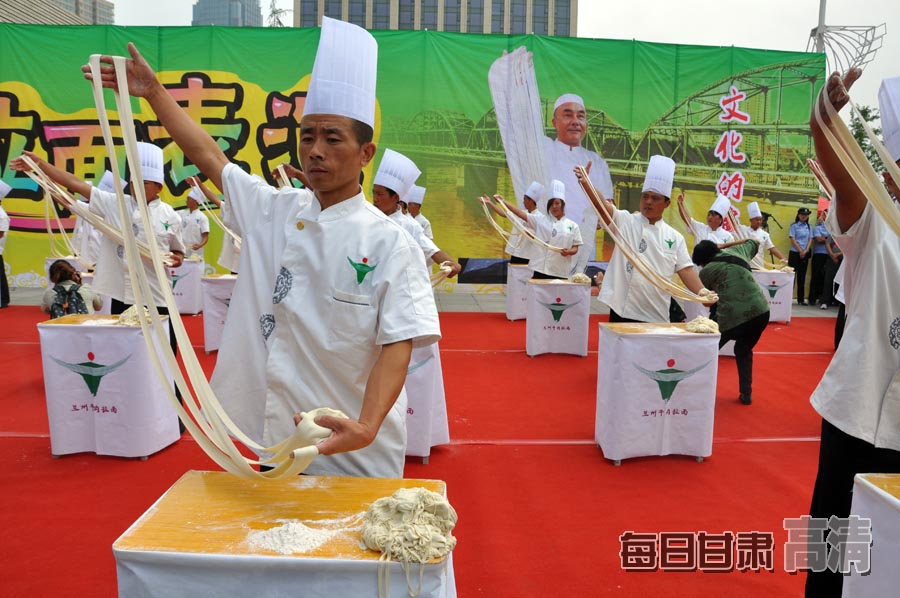 兰州牛肉拉面节隆重开幕 百人齐拉面(组图)-兰