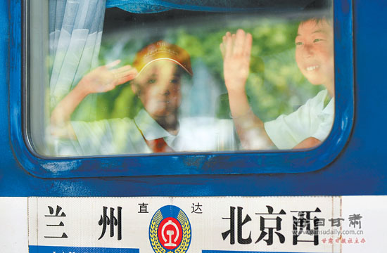 兰州:山区留守儿童乘坐“幸福列车”看爸妈(图) -留守儿童-每日甘肃-甘肃