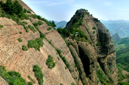 每日甘肃 专题 正文    云华山位于西和县城东北公里处的稍峪乡境内