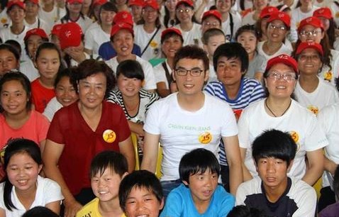 焦恩俊太阳村献爱心 与影友风雨同行十五载-焦恩俊