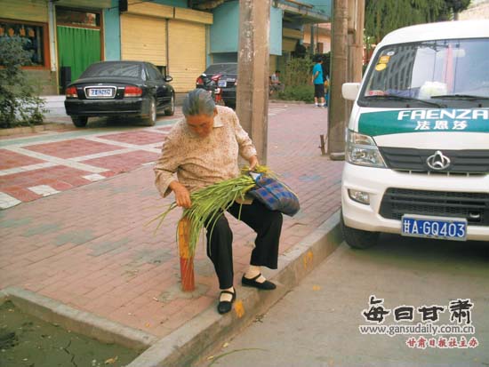 老人自己买菜,累了坐着歇歇.