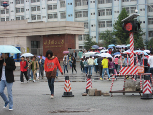 车来车往 甘肃联合大学师生自制红绿灯保安全(图)