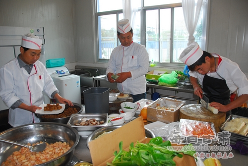 力检修公司举办迎中秋 品美食 铸同心活动--每