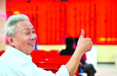 股民在江西省九江市一证券营业大厅关注股市行