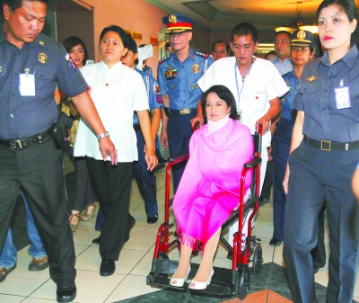 菲律宾警方将阿罗约押解到菲反贪法院第一分院