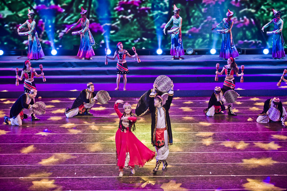 下篇《维吾尔族手鼓舞》