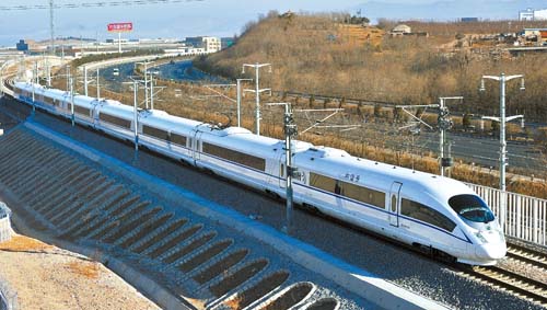 12月1日,一列哈大高铁列车行驶在哈大高速铁路大连段.新华社发