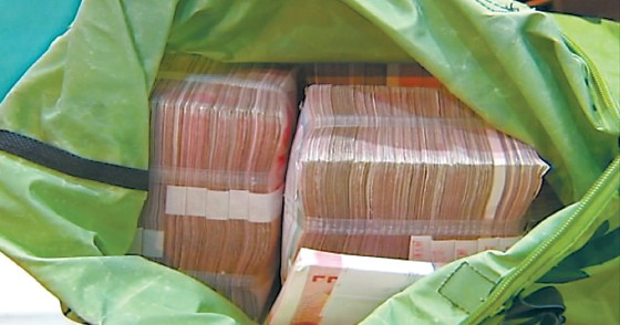 每日甘肃网 教育 教育资讯       绿色袋子里装着70万元现金.