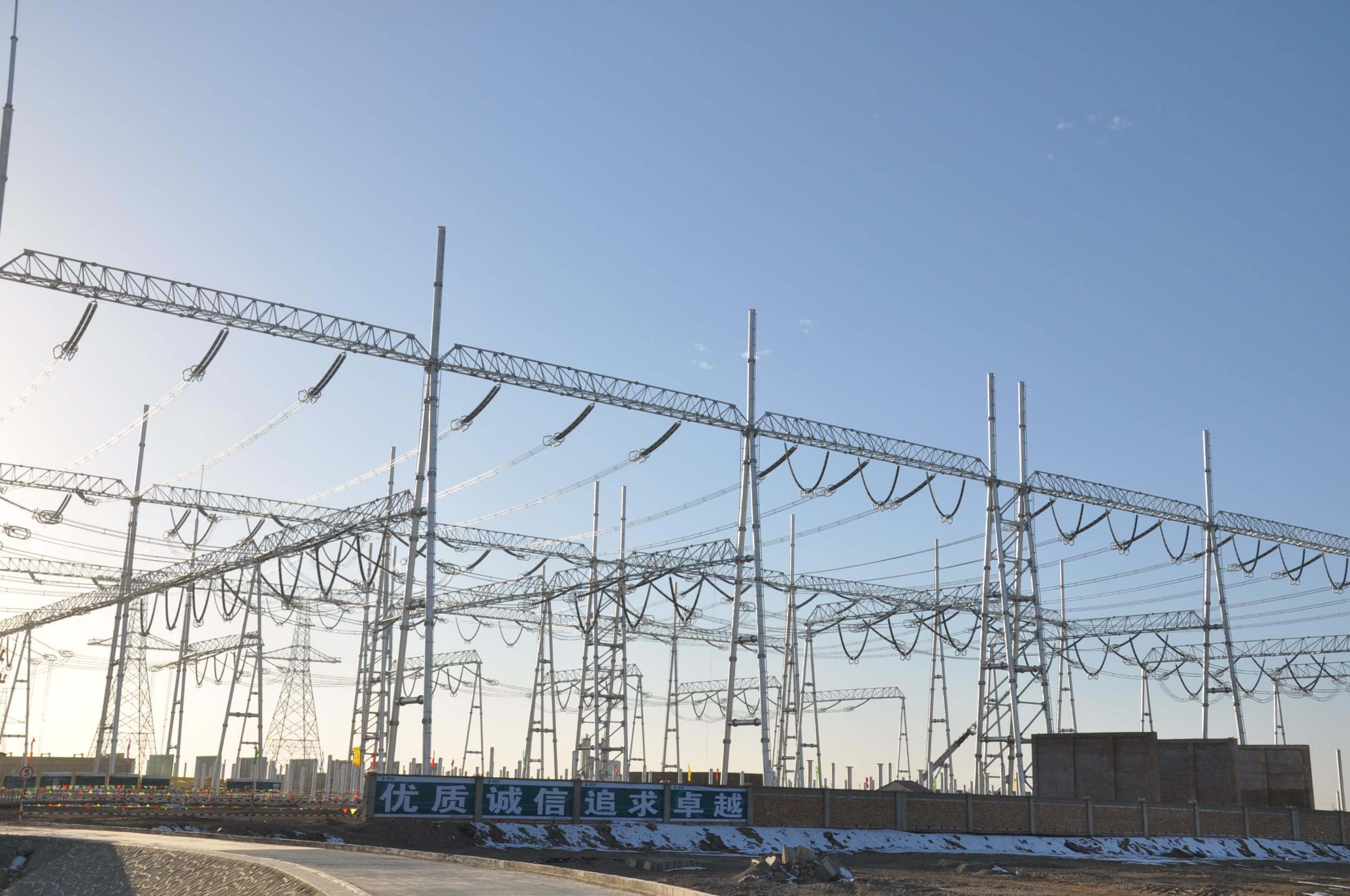 沙州750千伏变电站工程完成27跨软母线架设