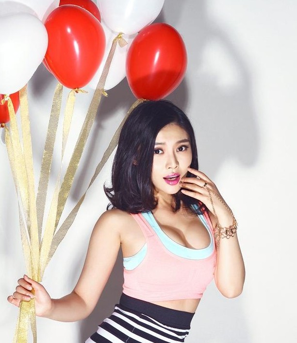 手拿爱心气球秀曲线