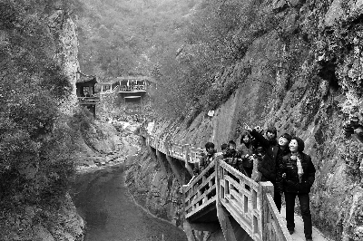 二版 正文 春节长假期间,成县西狭颂,杜公祠,鸡峰山风景区