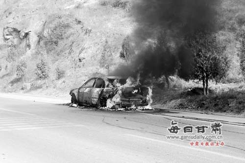 省道205线武都区 一小轿车起火  消防官兵急赴现