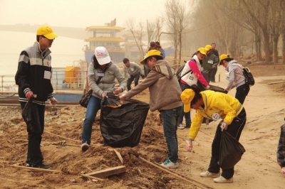 兰大资源环境学院志愿者为母亲河清理垃圾(图