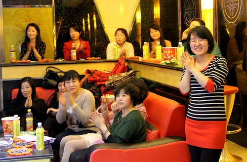 图说:比比谁家的三八活动有创意