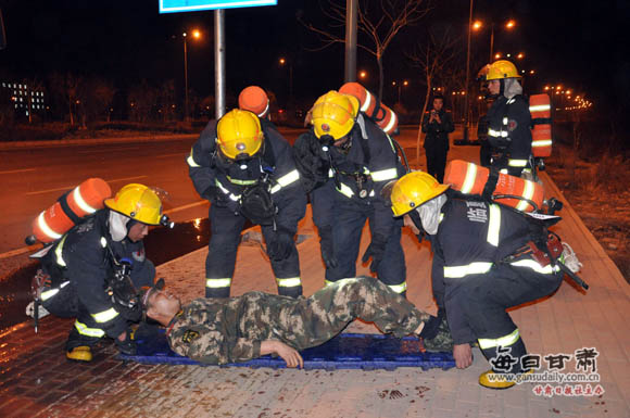 甘肃临夏消防夜间交通事故拉动演练战警雷霆出